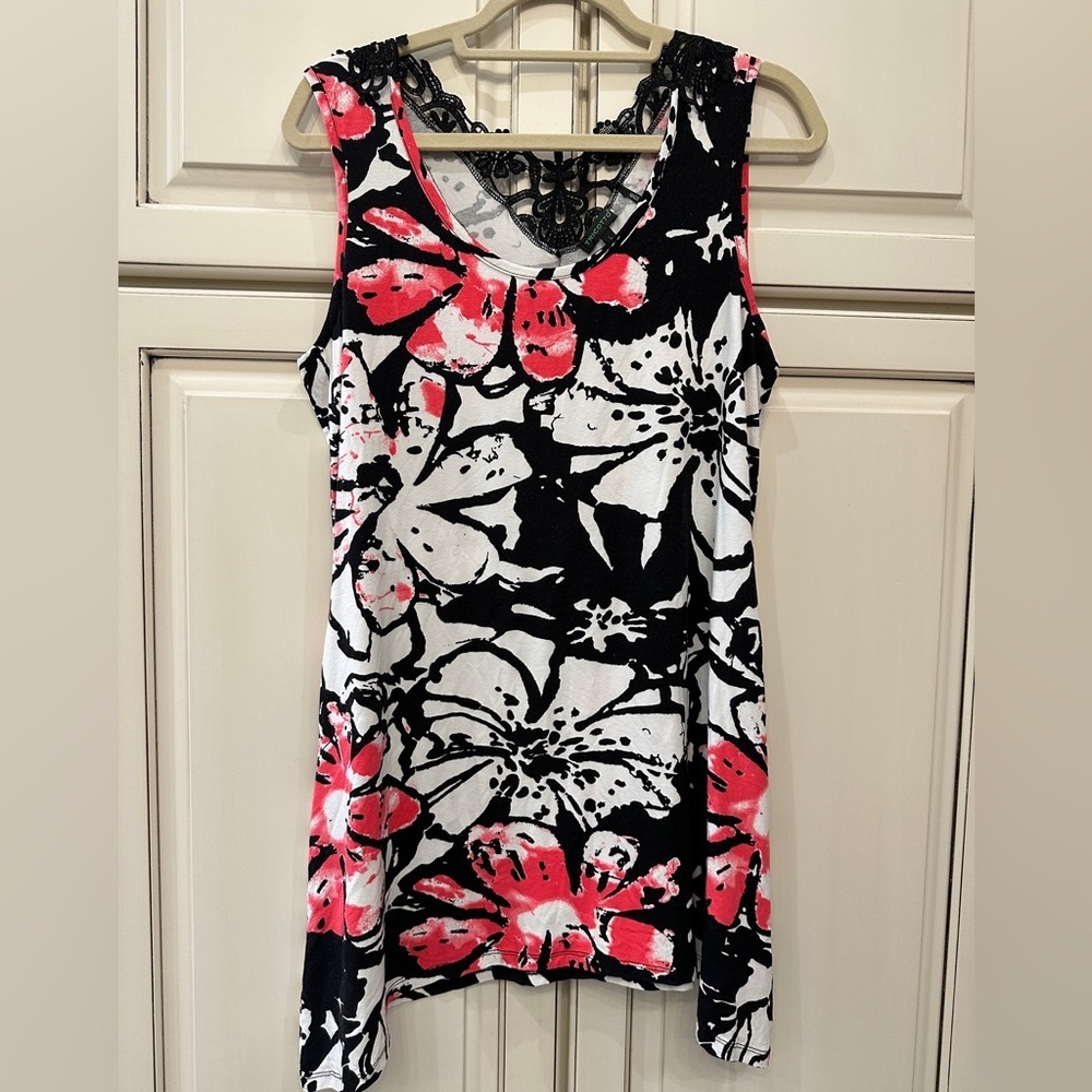 Tricotto Black and‎ White Floral Lace Top